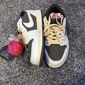 Jordan 1 low x Travis scott